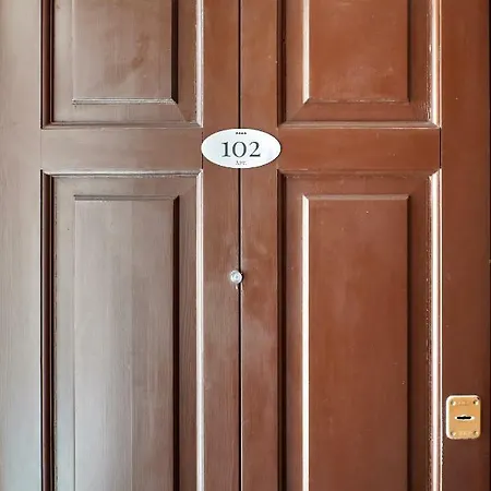 Apartment H24 *